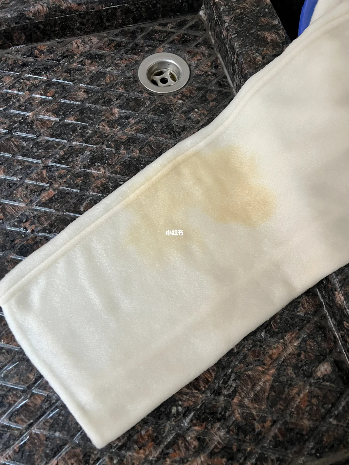 羊毛衫用漂白水漂过之后怎么发黄了怎么办啊？