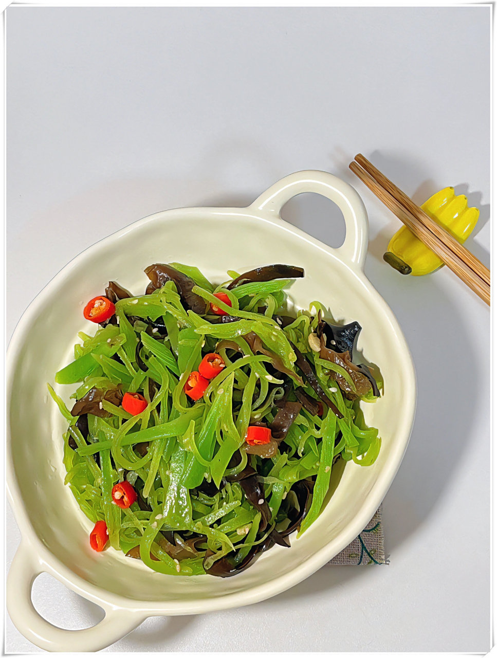 核桃仁木耳拌莴笋的做法