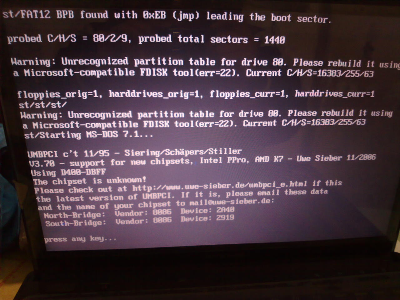 电脑开机显示英文字母怎么办
